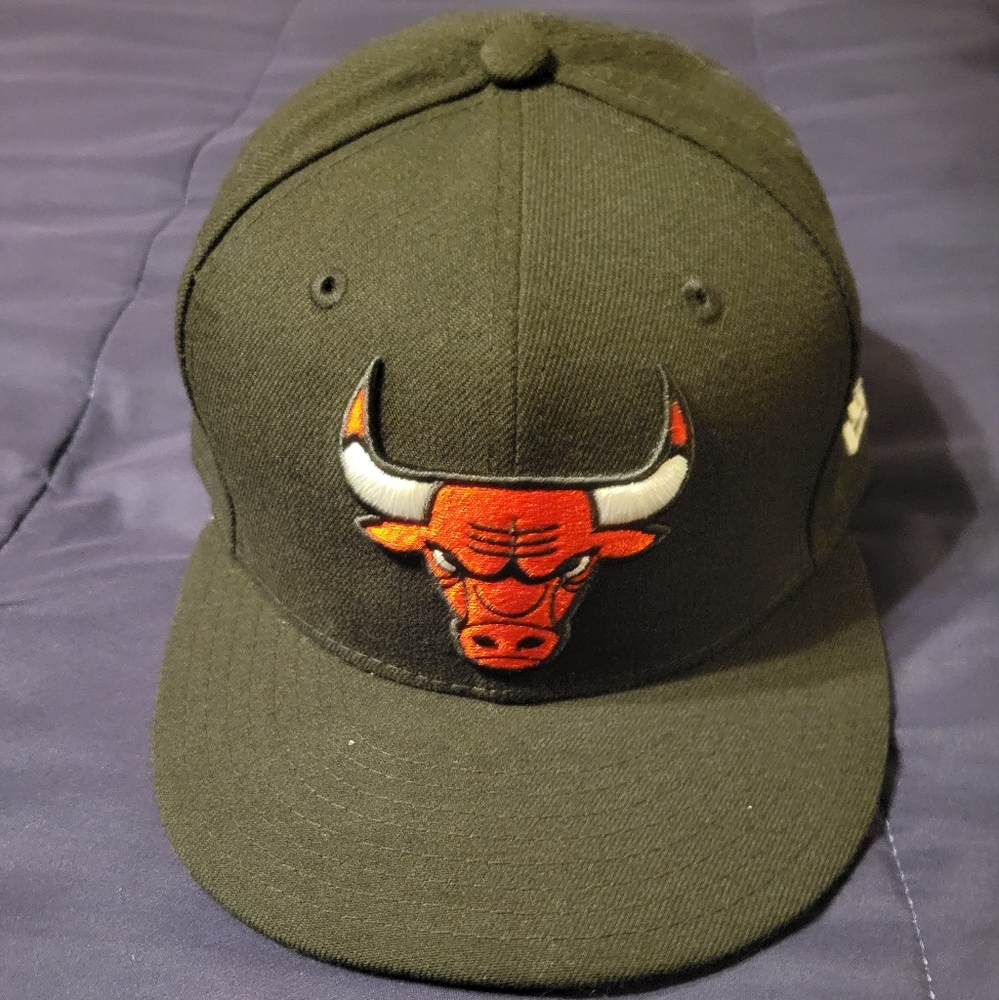 SIZE 7 3/8. NEW ERA CHICAGO BULLS FITTED HAT.